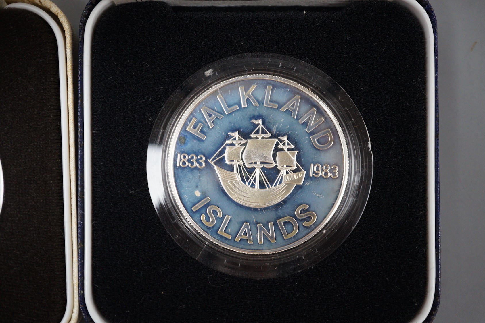 Cased Royal Mint silver proof coins – 2007 Alderney £5, 2006 gilded £5, two 1989 Pitcairn Islands $1 and 1999 Guernsey £5 (5)